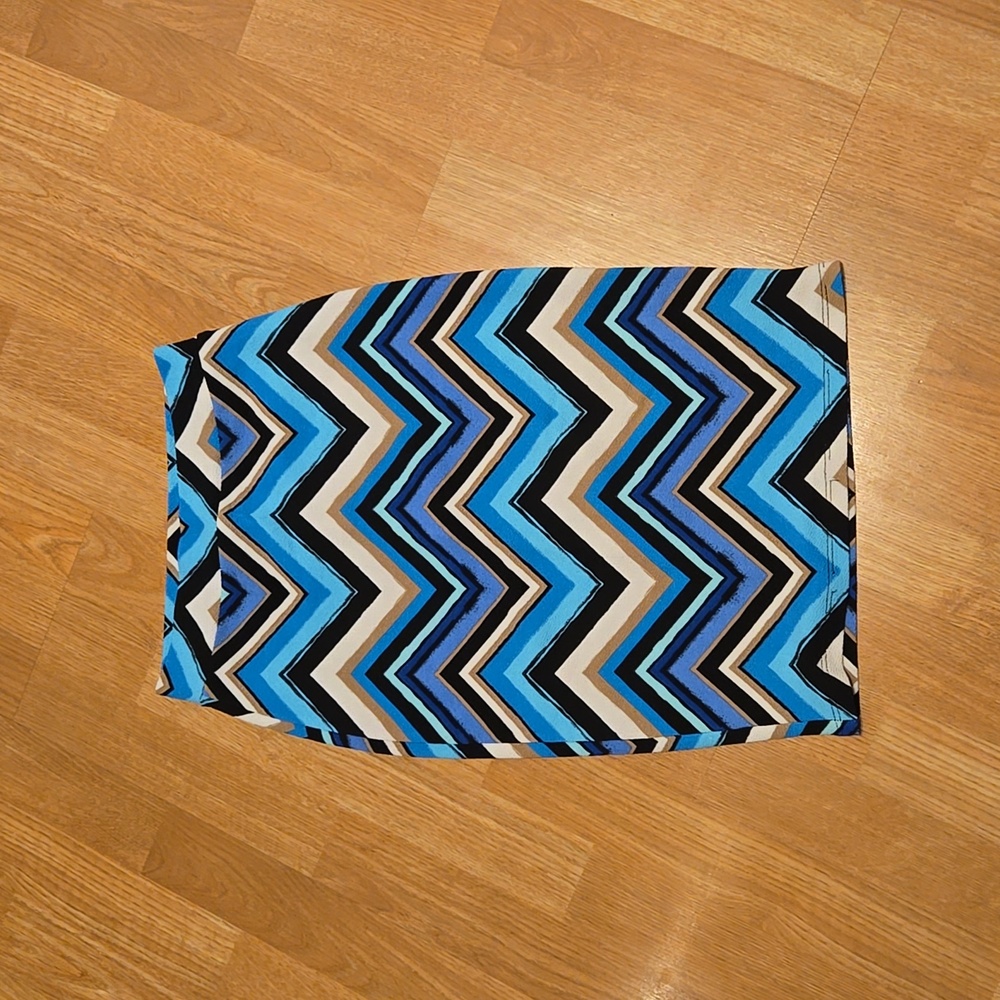 Skirt pencil fit with triangle stripes